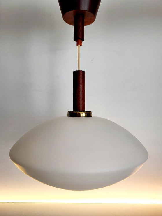 Image 1 of Lampada a sospensione vintage in vetro opalino, stile scandinavo, teak, anni '60