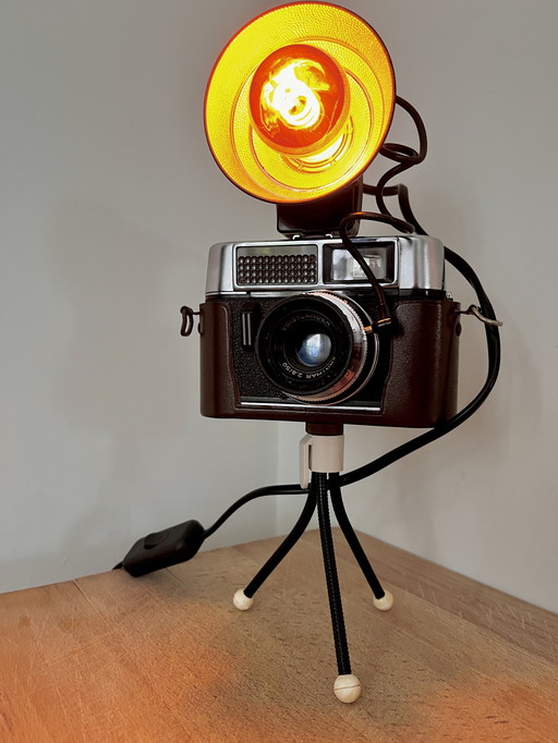 Unieke lamp gemaakt van retro Voigtländer camera 