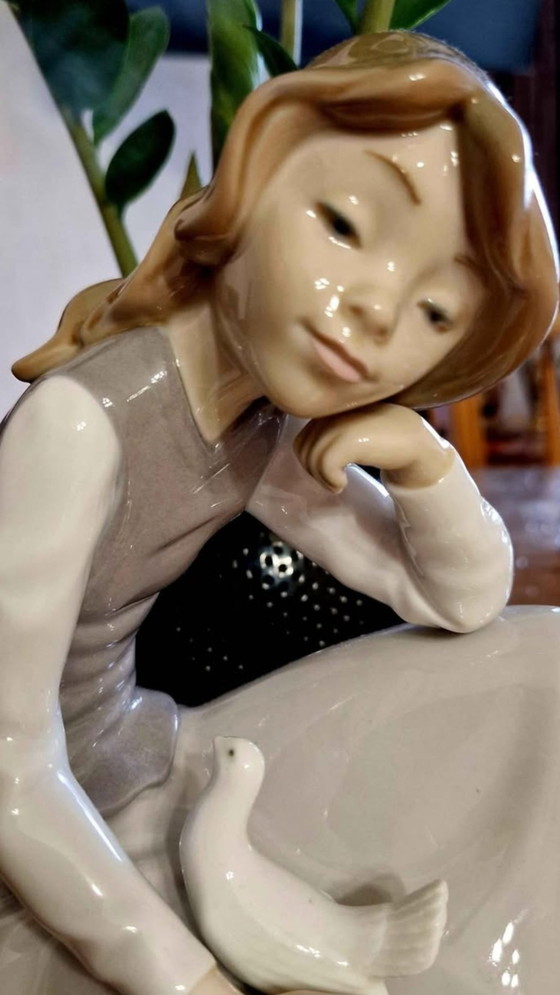 Image 1 of La ragazza con la colomba