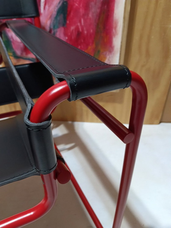 Image 1 of Bolso Knoll Wassily B3 rojo mate, nuevo-usado, en piel negra, de Marcel Breuer.