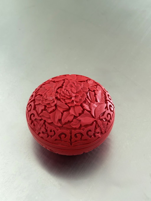 Chinesische rote Schachtel mit Zinnoberholzdeckel