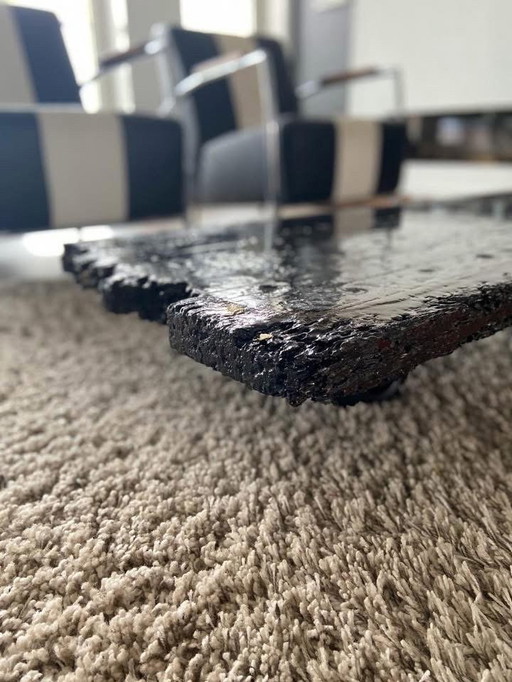 Table basse fabriquée à partir d'une ancienne porte d'écluse de l'Escaut occidental