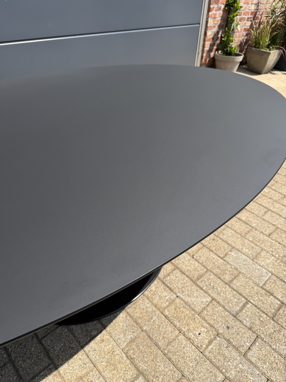 Image 1 of Mesa de comedor ovalada Knoll Tulip de 198 o 244 cm, laminada Feniks negra, Eero Saarinen