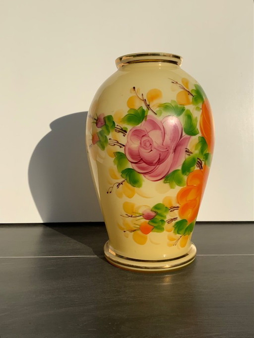 Grande vaso in opalino di uranio, decoro floreale Art Nouveau. Boemia