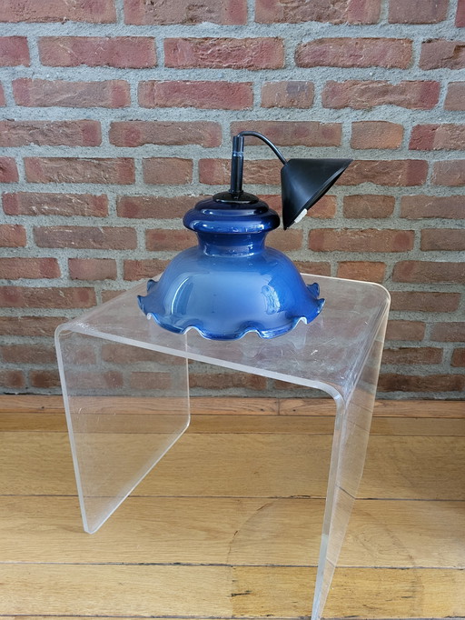 Lampe suspendue vintage en opaline avec plis en massire bleu