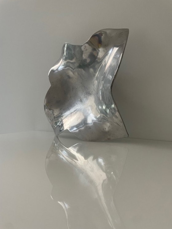 Image 1 of Unieke handgemaakte aluminium schaal met sculpturale bloemvorm