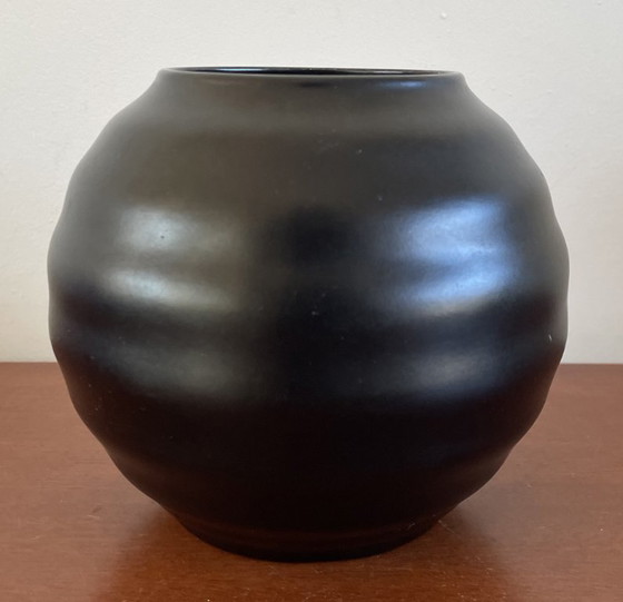 Image 1 of Schoonhoven Plateelfabriek - Art Deco matte black ribbed vase