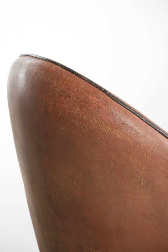 Image 1 of 2 poltrone di design Bart van Bekhoven in pelle di pecora con schienale arrotondato e profili neri.