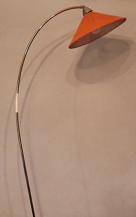 Image 1 of Lampadaire arqué en laiton et métal perforé, style moderne du milieu du siècle, années 1960