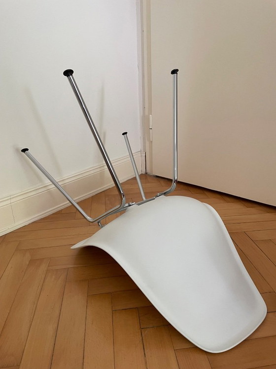 Sedia Vitra Eames in plastica | Sedia di design originale | Buone condizioni | Struttura bianca e cromata (photo 6 of 6)