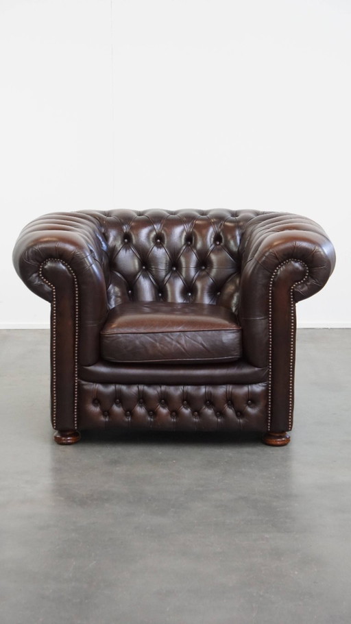 Engelse rundleren chesterfield fauteuil met een comfortabele zit