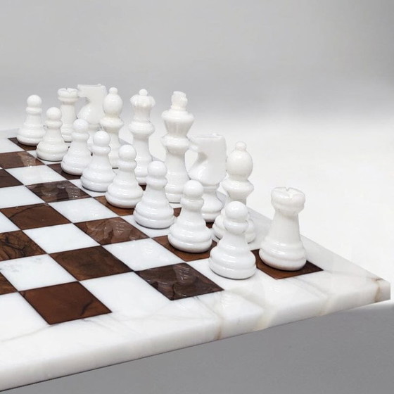 Image 1 of Magnifique jeu d'échecs marron et blanc des années 1970 en albâtre de Volterra, fait main. Fabriqué en Italie.