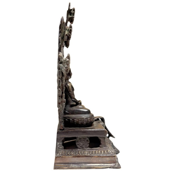 Bouddha Shakyamuni de l'Himalaya antique avec auréole – XVIIe-XVIIIe siècle – Lot 406 – Sculptures, Bronze (photo 3 of 25)