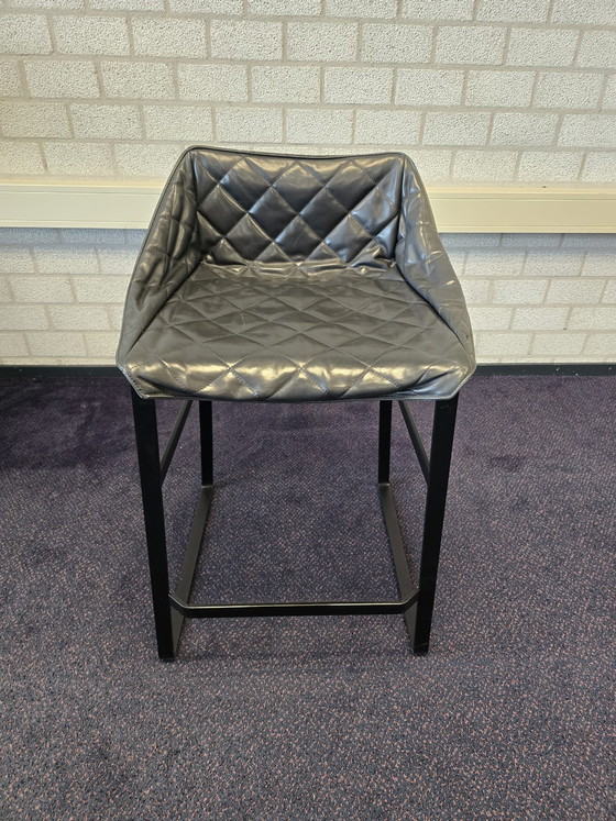 Image 1 of 3 elegantes taburetes de bar para cocina de Piet Boon con base negra antracita.