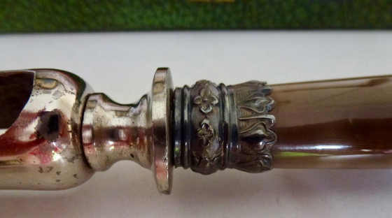 Image 1 of Instrument de service français ancien, appelé "manche à gigot" ou support de gigot d'agneau.