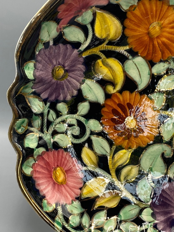 Grande piatto decorativo, in ceramica Monaco, con decorazione floreale policroma su sfondo nero. – Stoviglie (photo 3 of 6)