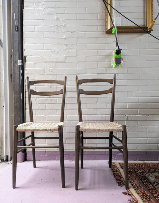 Conjunto de 2 sillas de estilo Gio Ponti, ligeras y de fabricación italiana.