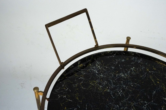 Image 1 of Carrito de bar redondo de mediados de siglo, de latón y cristal con efecto mármol. Italia, década de 1950.