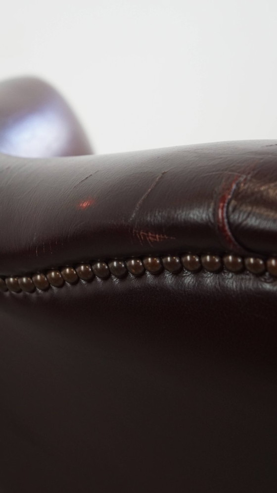 Image 1 of Bordeauxrode Rundleren Oorfauteuil in Engelse Stijl