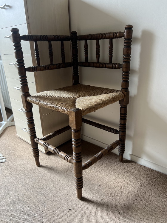 Image 1 of Silla esquinera antigua con pomo de bobina