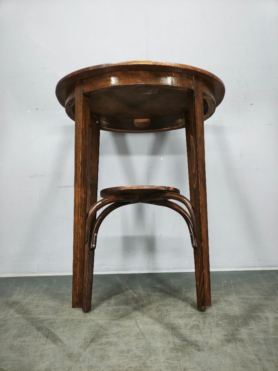 Image 1 of Thonet nr. 207 ovale tafel van gebogen hout, vervaardigd door Mazowia, Polen, jaren 1910.
