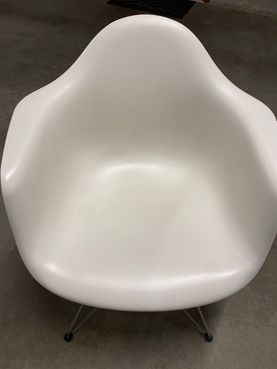 Image 1 of Silla Vitra Eames con estructura blanca y cromada