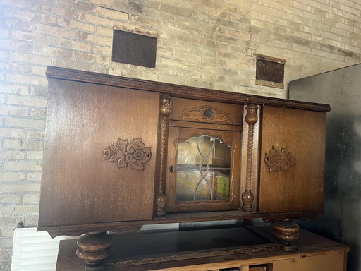 Antiek dressoir met glas in lood en houtsnijwerk