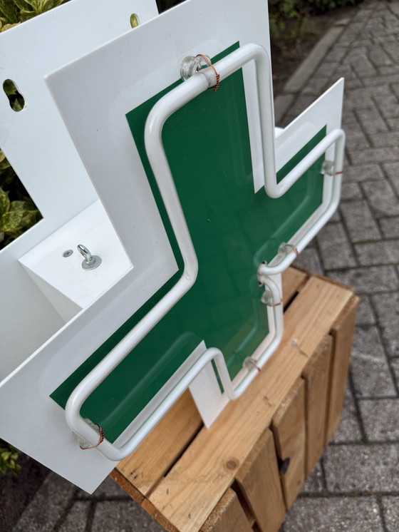 Image 1 of Neon lichtbak groen kruis vintage apotheek