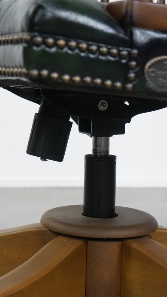 Image 1 of Dunkelgrüner Chesterfield-Bürostuhl aus Rindsleder und Holz auf Rollen