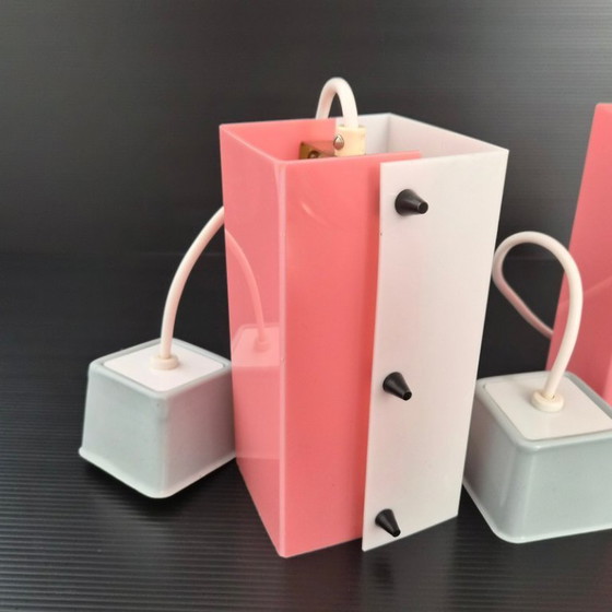 Image 1 of SET VAN 3 VINTAGE ROZE & WITTE PLEXIGLAS HANGERS UIT DE JAREN 50, ROCKABILLY-STIJL