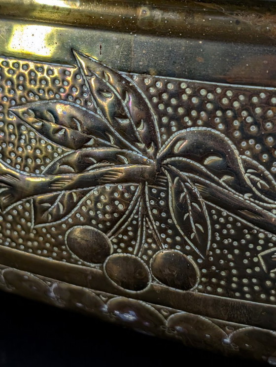 Macetero de latón antiguo – Decoración de hojas y cerezos repujados – c.1900 – Macetas, Brass (photo 2 of 11)