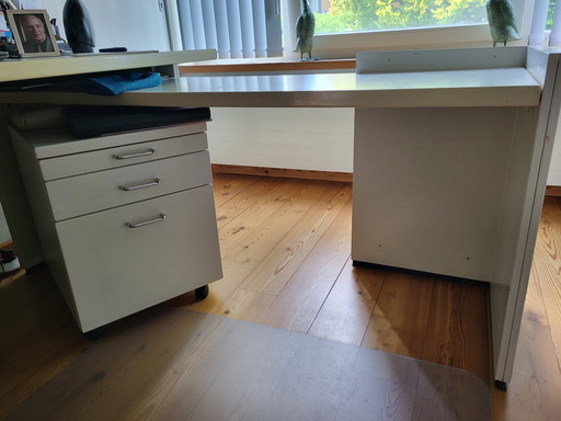 Bureau en acier en forme de L par Tecno Milano