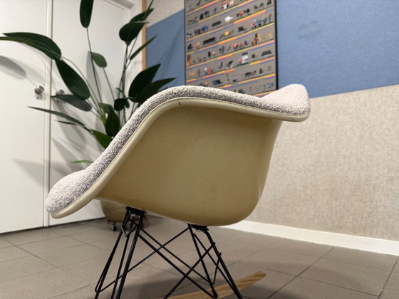 Herman Miller | Eames | RAR | Crème Fiberglass & Grijze Bouclé | 2 Stuks – Schommelstoelen, Metal, Textile (photo 11 of 14)