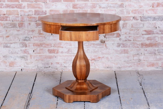 Petite table Biedermeier restaurée, par J. Danhauser, noyer, épicéa, Autriche, années 1820 – Tables d'appoint (photo 3 of 9)