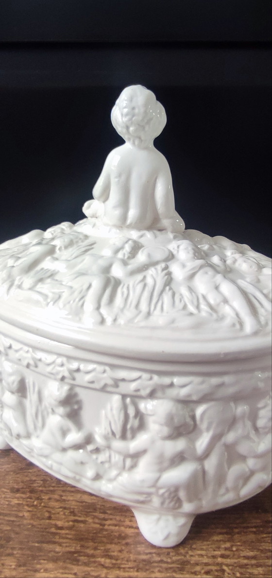 Image 1 of Bonbonnière Bassano , majolique italienne blanche