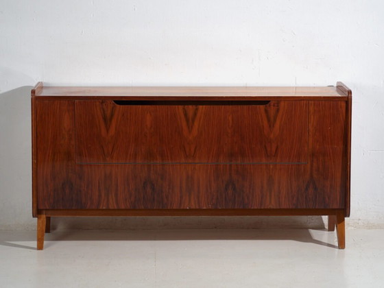 Credenza con vetrina Mid-Century impiallacciata in noce con gambe affusolate – Cecoslovacchia, circa 1960 (photo 34 of 39)