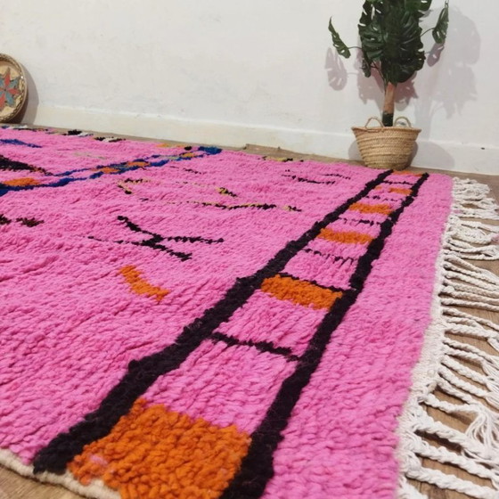 Image 1 of Azilal-Wollteppich, leuchtend pink – Bunte Berbermotive, handgewebt (290×195 cm)
