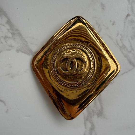 Spilla Chanel Vintage CC Rombo Placcata Oro 24k – Oggetti decorativi (photo 3 of 8)