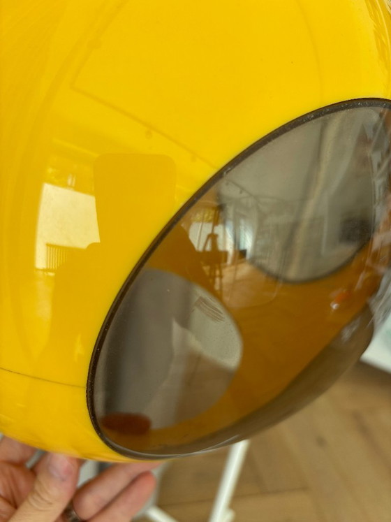 Lampada a sospensione vintage anni '70 a forma di UFO giallo con occhi di insetto, stile Space Age. – Massive (photo 8 of 14)