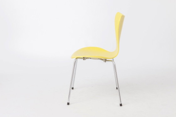 Chaise Arne Jacobsen Série 7 Modèle 3107 | Chaise de salle à manger jaune Fritz Hansen | Classique du design (photo 4 of 11)