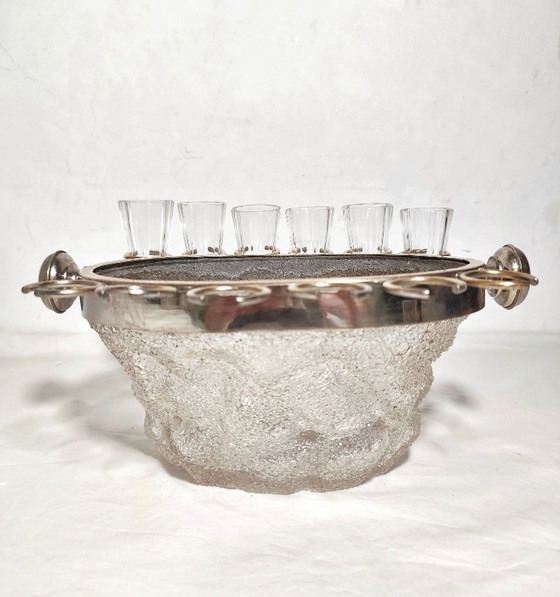 Image 1 of Secchiello per il ghiaccio in vetro con dodici bicchieri. Spagna, anni '40.