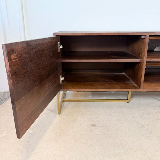Credenza/mobile TV Dutchbone Class – Legno di acacia con venature a spina di pesce e ottone anticato (photo 9 of 12)