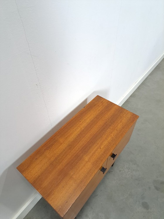 Image 1 of Klein kastje met zwarte hoge poten en 2 deuren