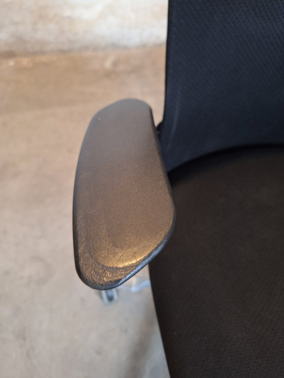 Image 1 of HAG Futu Verstelbare zwarte bureaustoelen op wielen met kleine beschadiging aan de armleuning