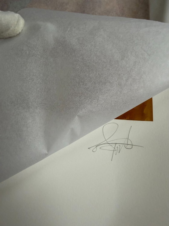 Image 1 of Gideon Appah, Sol Rojo (2023), numerado 17/75 y firmado a mano por el artista, impreso en Londres, Reino Unido.