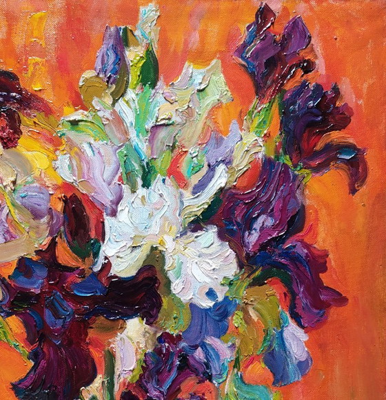 Dipinto a Olio Originale Natura Morta Bouquet di Fiori Iris su Rosso – Dipinti e disegni, Canvas (photo 3 of 5)