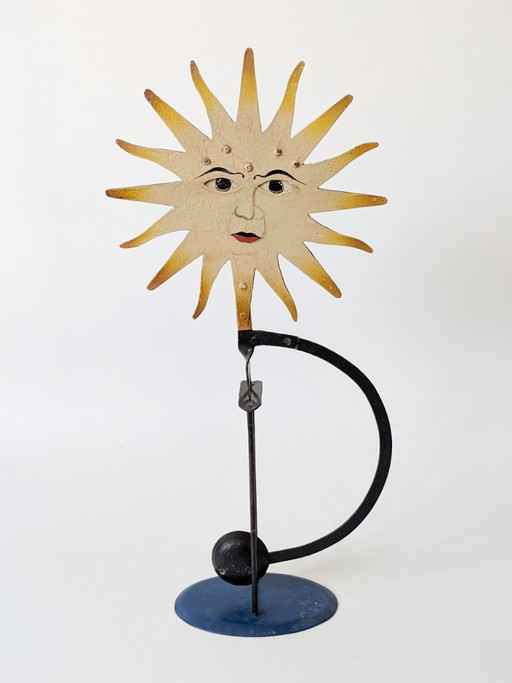 Scultura cinetica vintage a forma di volto di sole, in metallo dipinto a mano. – beeldhouwkunst