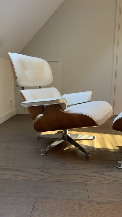 Fauteuil et repose-pieds Vitra Eames en noyer et cuir blanc – stoelen fauteuils, Leather, Metal (photo 2 of 18)