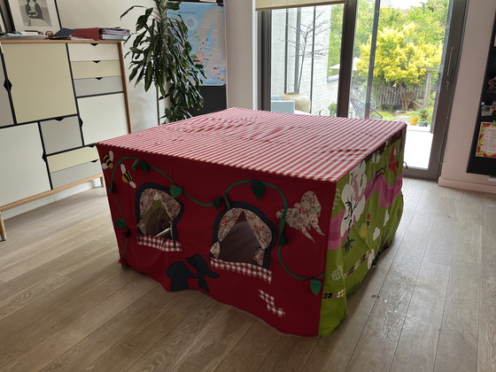 Image 1 of Tavolo da pranzo in legno - con tenda da tavolo per bambini