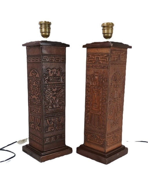 Paar Angel L. Pazmino Totemlampen in vintage leer met Azteekse, Inca- of Maya-motieven
